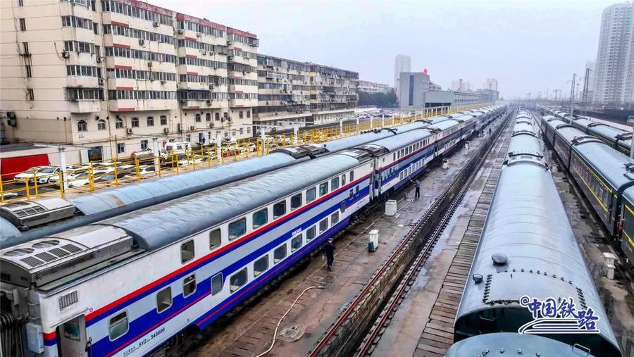 大学生乘双层火车引关注，温馨之旅背后的回应与关注焦点 12306回应热议话题