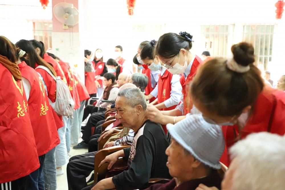 重阳节之外，温情小店的老人关爱之旅